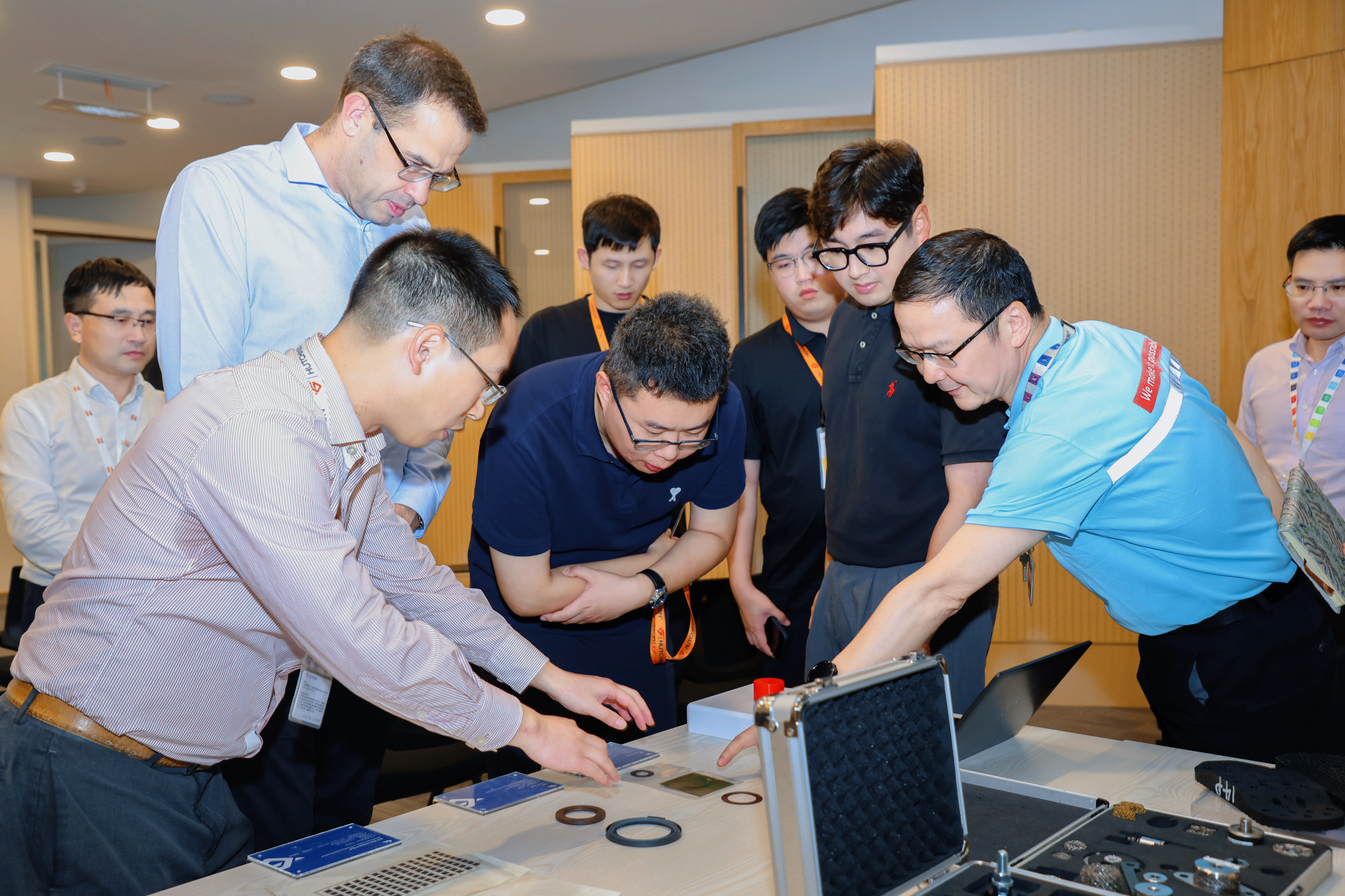 Hutchinson et Leju Robotics